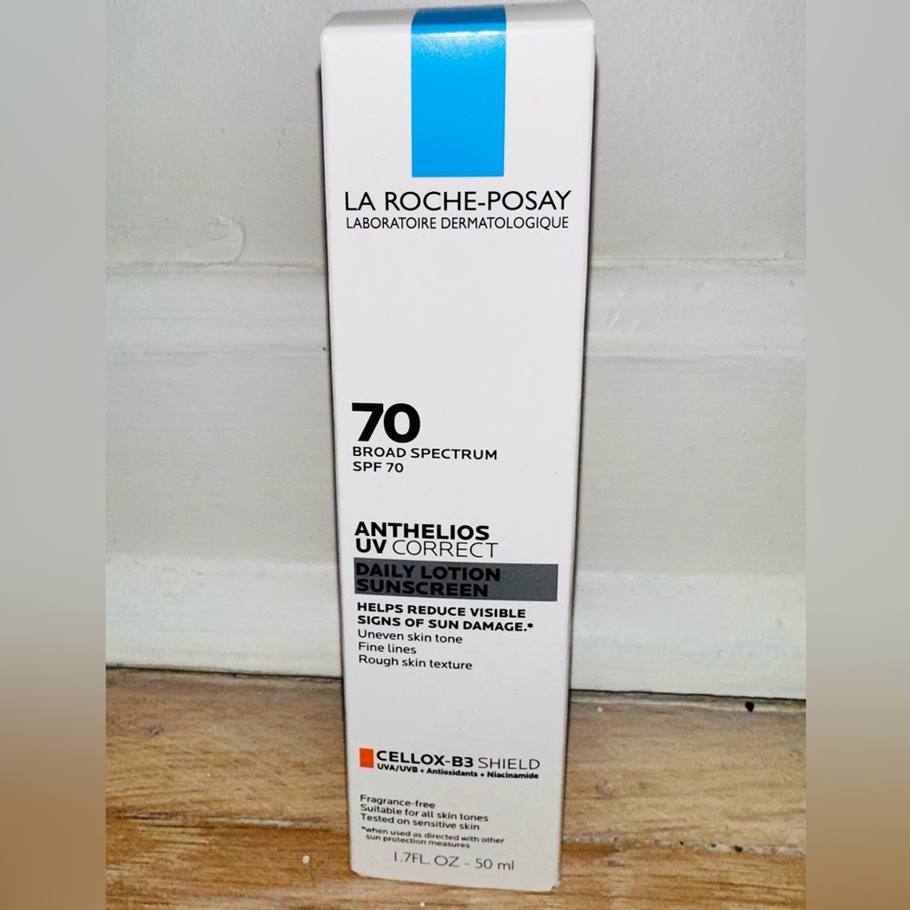 La Roche-Posay Anthelios UV Correct SPF 70 Daily Face Sunscreen with Niacinamide - Picture 9 of 12